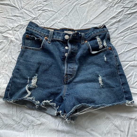 Levi's Ribcage Denim Shorts Medium Wash Size 26 - Picture 2 of 6
